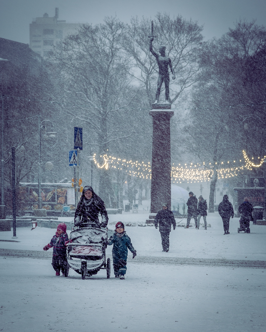 People in snowstorm (Simo Järvinen)